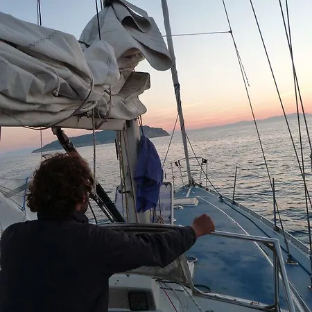 Barca A Vela Didi Úszó hotel