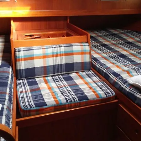 Barca A Vela Didi Úszó hotel *