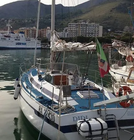 Barca A Vela Didi Úszó hotel *