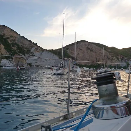 Úszó hotel Barca A Vela Didi *